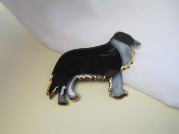 Broche porseleinen hond (collie) zwart grijs en verguld randje 6.8x4.9 cm - nr. 1