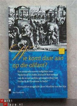 Wie komt daar aan op die olifant? - 1