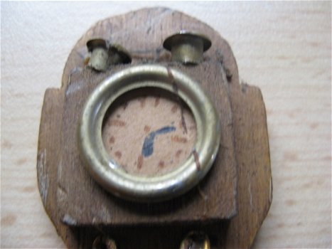 Voor in het poppenhuis: Oud houten klok met koper, jaren '50... - 2