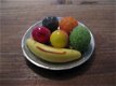 Voor in het poppenhuis: Oud koperen fruitschaal mét fruit, jaren '50... - 1 - Thumbnail