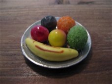 Voor in het poppenhuis: Oud koperen fruitschaal mét fruit, jaren '50...