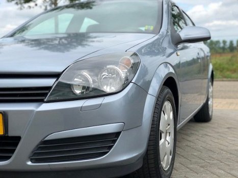 Opel Astra - 1.6 Essentia - 1