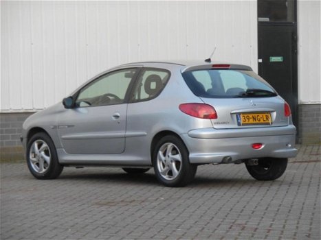 Peugeot 206 - 1.6-16V Quiksilver APK/AIRCO/NAP/NETTE AUTO - 1