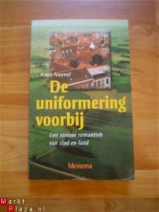 De uniformering voorbij door Koos Neuvel