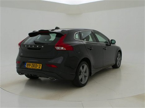 Volvo V40 - 2.0 D3 5-CILINDER SUMMUM + LEDER / XENON / NAVIGATIE / CAMERA - 1