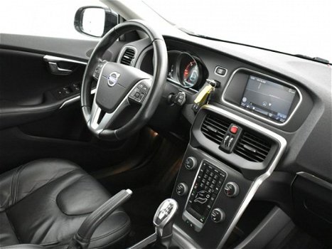 Volvo V40 - 2.0 D3 5-CILINDER SUMMUM + LEDER / XENON / NAVIGATIE / CAMERA - 1