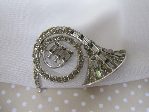 Broche Pell zilverkleurige hoorn blaasinstrument met kristal rijnsteentjes 3.8x4.4 cm - nr. 1