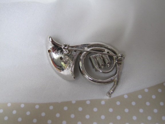 Broche Pell zilverkleurige hoorn blaasinstrument met kristal rijnsteentjes 3.8x4.4 cm - Afbeelding 2