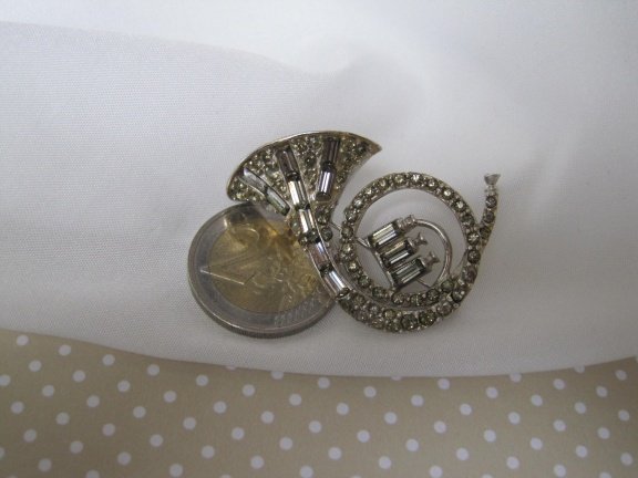 Broche Pell zilverkleurige hoorn blaasinstrument met kristal rijnsteentjes 3.8x4.4 cm - Afbeelding 3