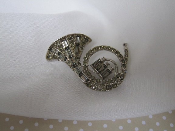 Broche Pell zilverkleurige hoorn blaasinstrument met kristal rijnsteentjes 3.8x4.4 cm - Afbeelding 4