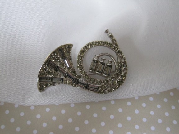 Broche Pell zilverkleurige hoorn blaasinstrument met kristal rijnsteentjes 3.8x4.4 cm - Afbeelding 5