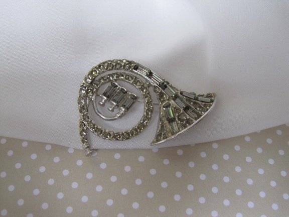 Broche Pell zilverkleurige hoorn blaasinstrument met kristal rijnsteentjes 3.8x4.4 cm - Afbeelding 6