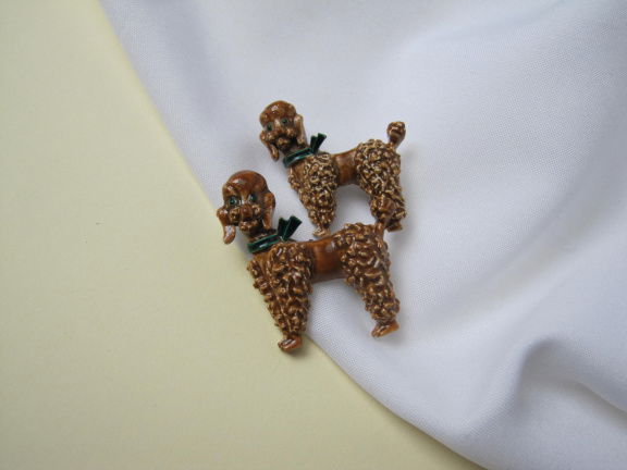 Broche bruine emaille poedel hondjes 3.3x2.9 / 3.4x3.3 cm - nr. 1
