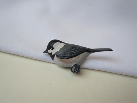 Broche houten mus/mees vogel 4.1x2.1 cm. - nr. 1