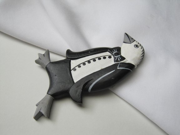 Broche zwart wit grijs houten ober pinquin in smoking 9.7x4.6 cm - Afbeelding 5
