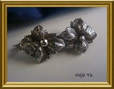 Oude zilveren broche : bloemen