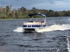 Suntracker 18 DLX party barge