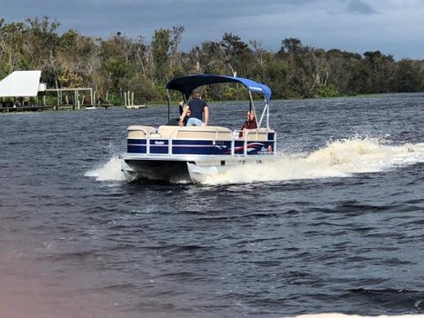 Suntracker 18 DLX party barge - 2