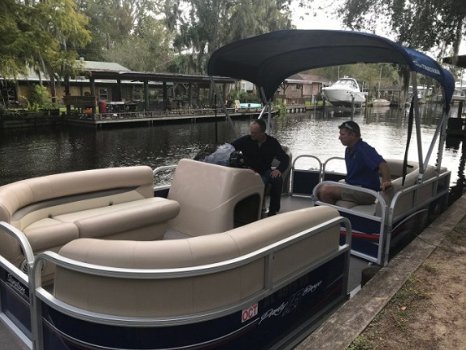 Suntracker 18 DLX party barge - 3