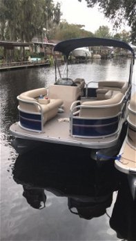 Suntracker 18 DLX party barge - 8