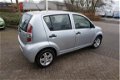 Daihatsu Sirion 2 - 1.0-12V Premium, 131dkm RIJKLAARPRIJS incl nw apk/beurt & 3 mnd schaap garantie - 1 - Thumbnail