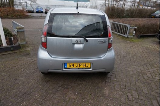 Daihatsu Sirion 2 - 1.0-12V Premium, 131dkm RIJKLAARPRIJS incl nw apk/beurt & 3 mnd schaap garantie - 1