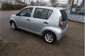 Daihatsu Sirion 2 - 1.0-12V Premium, 131dkm RIJKLAARPRIJS incl nw apk/beurt & 3 mnd schaap garantie - 1 - Thumbnail