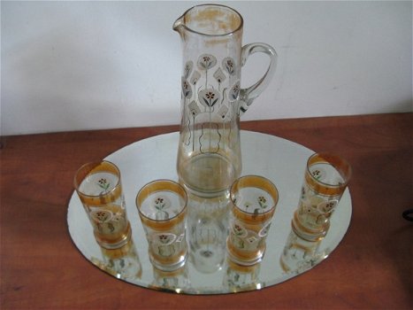 Antieke Franse schenkkan met 4 glazen, gedecoreerd met emaille.... - 4
