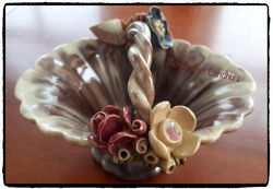 Brocant Bonbon mandje-Bonbonnière, bruin porcelein met roosjes en bloemen