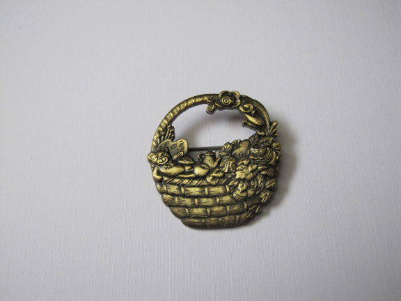 Broche bronkleurig mandje met beer,theepot,schilderspalet en bloemen. - nr. 1