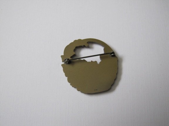 Broche bronkleurig mandje met beer,theepot,schilderspalet en bloemen. - Afbeelding 2