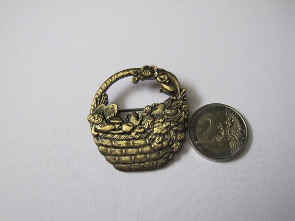 Broche bronkleurig mandje met beer,theepot,schilderspalet en bloemen. - Afbeelding 3