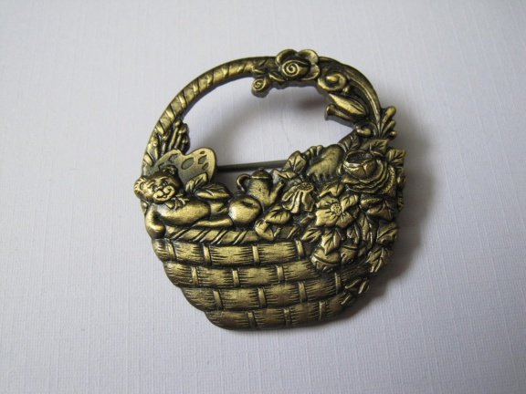 Broche bronkleurig mandje met beer,theepot,schilderspalet en bloemen. - Afbeelding 4