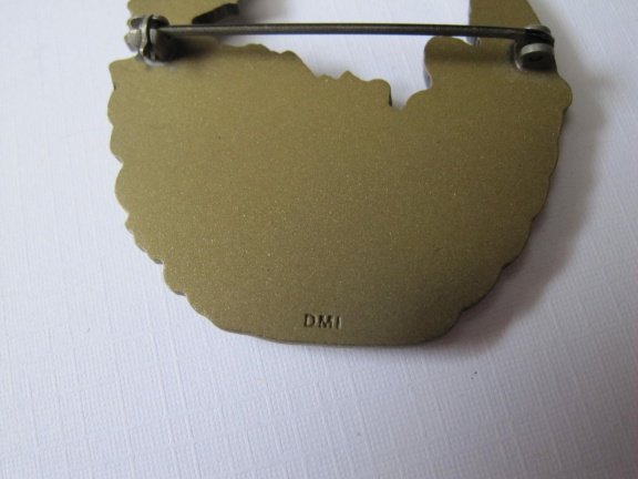 Broche bronkleurig mandje met beer,theepot,schilderspalet en bloemen. - Afbeelding 5