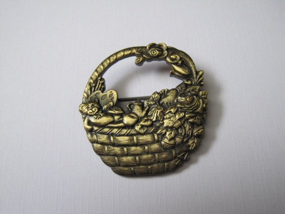 Broche bronkleurig mandje met beer,theepot,schilderspalet en bloemen. - Afbeelding 6