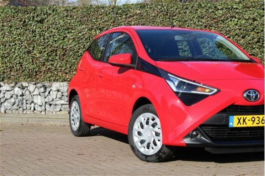 Toyota Aygo - 1.0 VVT-i x-play 5-drs nieuw I NAVIGATIE APPLE CAR PLAY I CAMERA I CRUISE I LED I - 1