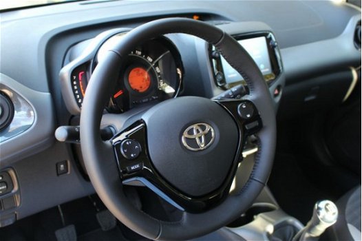 Toyota Aygo - 1.0 VVT-i x-play 5-drs nieuw I NAVIGATIE APPLE CAR PLAY I CAMERA I CRUISE I LED I - 1