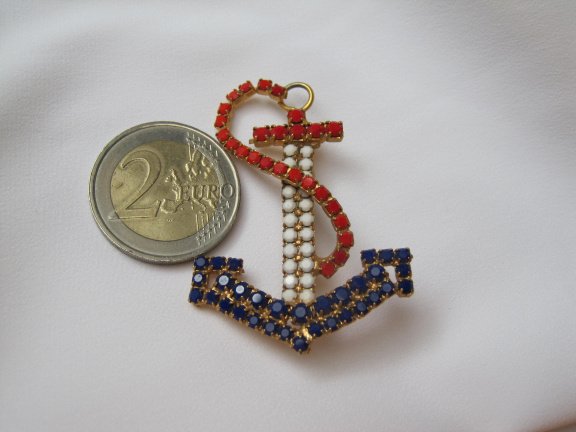 Broche goudkleurig anker met rood wit blauwe glas steentjes 5.0x3.5 cm. - Afbeelding 2