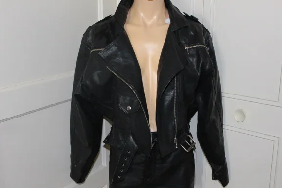 Stoer jack met studs, riem, veters en ritsen - nr. 1