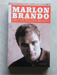 Marlon Brando, met de billen bloot