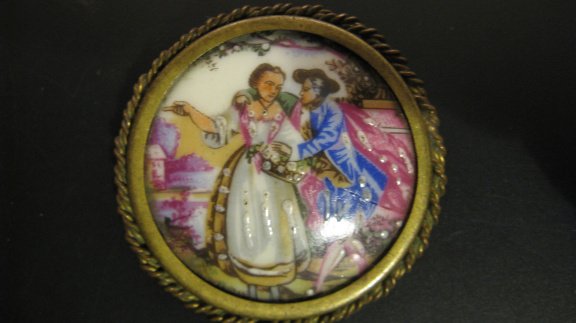 Antieke kleurrijke Franse ronde broche...dame en heer ca. 1900! - 1