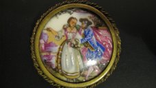 Antieke kleurrijke Franse ronde broche...dame en heer ca. 1900!