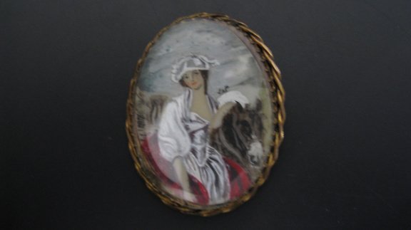 Antieke kleurrijke Franse ronde broche...dame met pony ca. 1900! - 1