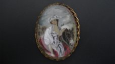 Antieke kleurrijke Franse ronde broche...dame met pony ca. 1900!