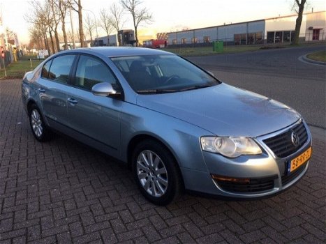 Volkswagen Passat - 1.6 FSI Trendline - 1