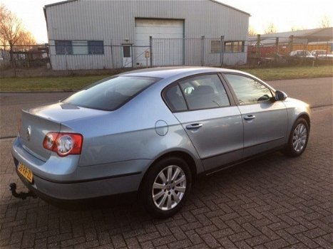 Volkswagen Passat - 1.6 FSI Trendline - 1