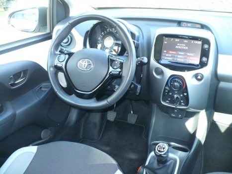 Toyota Aygo - 1.0 VVT-i X-Play 69pk Rijklaarprijs 5-deurs - 1