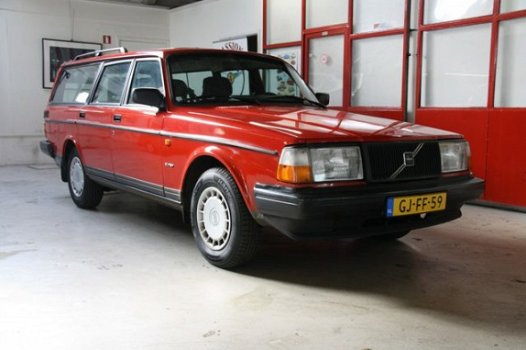 Volvo 240 - Voorzien van 2.3 motor met 115.000 km - 1