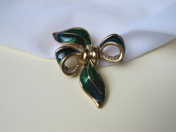 Broche goudkleurig strikmodel met groen emaille en rijnsteentjes 5.3x4.5 cm - nr. 1