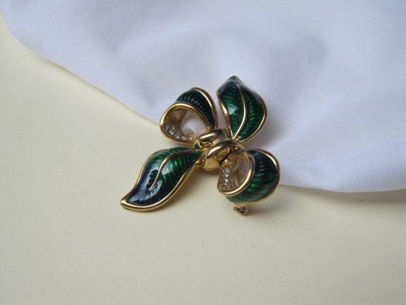 Broche goudkleurig strikmodel met groen emaille en rijnsteentjes 5.3x4.5 cm - Afbeelding 2
